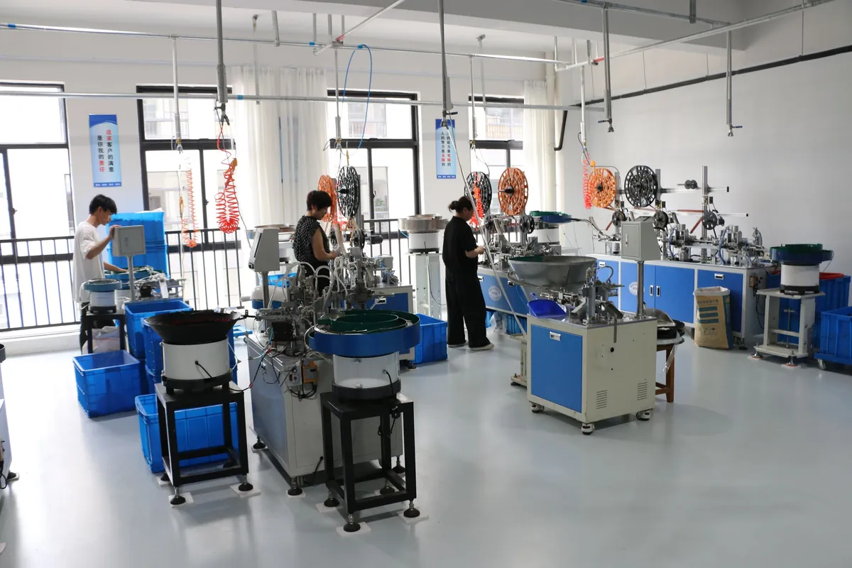 Automatic feeding machines with vibratory bowls and wire spools at the HEH plant