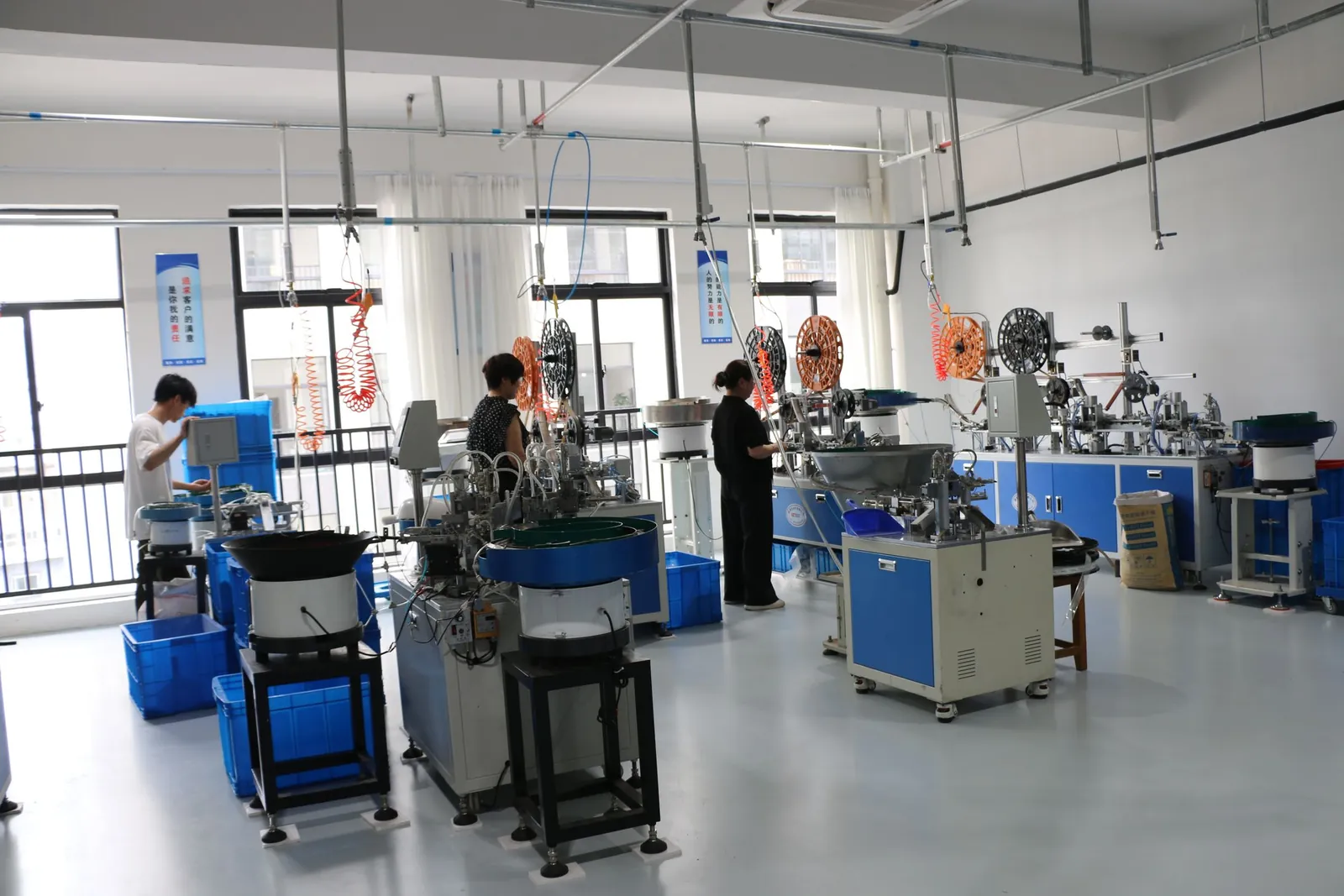 Automatic vibratory-bowl feeding machines on the HEH connector assembly line in Yueqing, Wenzhou